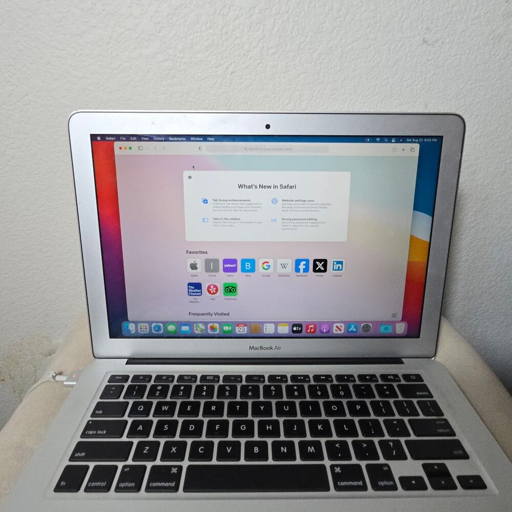 Apple Mac Book Air 2014 13in (Gray) - Picture 4 of 9